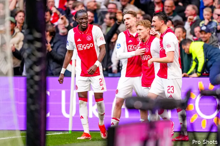 Edvardsen is de gevierde man na zijn doelpunt tegen Go Ahead Eagles.
