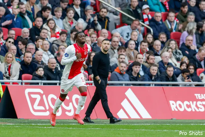 Don-Angelo Konadu viel één minuut voor het verstrijken van de reguliere speeltijd in tijdens Ajax - Go Ahead Eagles.