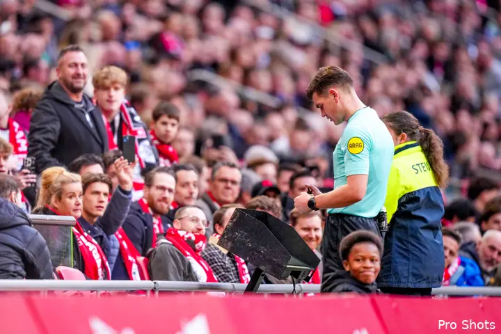 Na ingrijpen van de VAR keurde scheidsrechter Joey Kooij een doelpunt van Go Ahead Eagles af én besloot hij de club uit Deventer geen penalty te geven.