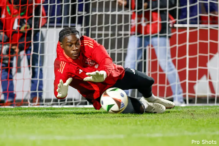 Zondag werkte Paul Reverson zijn warming-up nog af in de Johan Cruijff ArenA, om het een dag later met Jong Ajax op te nemen tegen SC Cambuur.