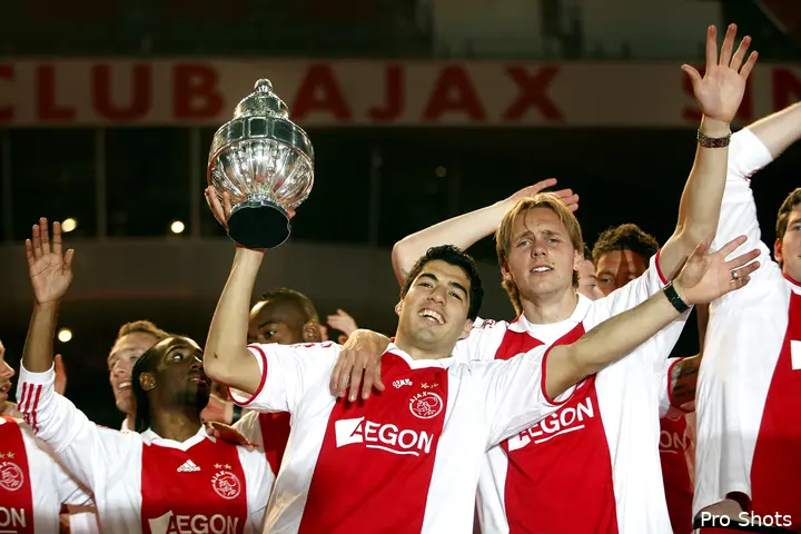 Door uit te blinken in het shirt van Ajax kon Luis Suárez de stap naar de Europese top zetten. In 159 wedstrijden voor de club scoorde hij maar liefst 111 keer.