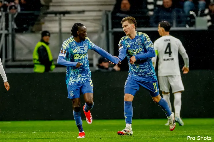 Bertrand Traoré en Mika Godts vieren de aansluitingstreffer van Kenneth Taylor.&nbsp;