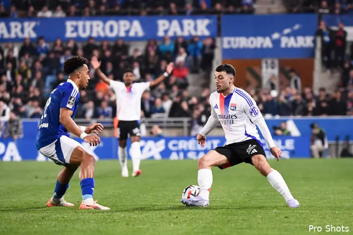 Georges Mikautadze in actie voor Olympique Lyon tegen Strasbourg.