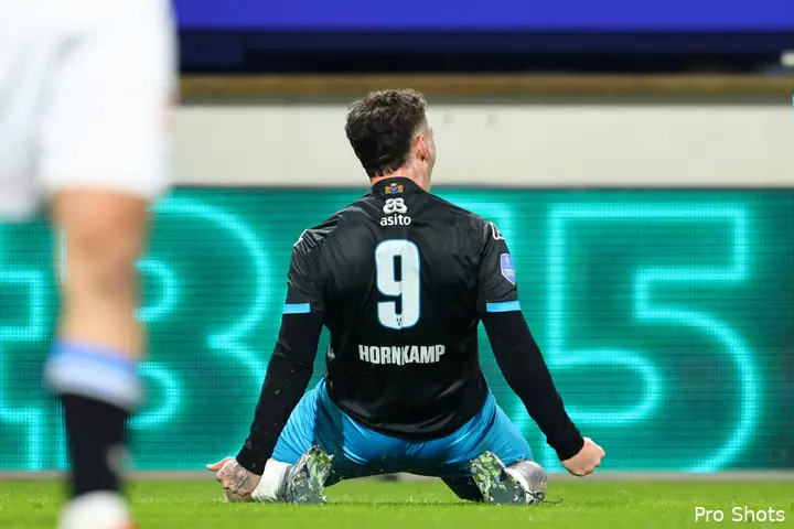 Voormalig jeugdspeler van Ajax, Jizz Hornkamp, opende de score tegen sc Heerenveen.