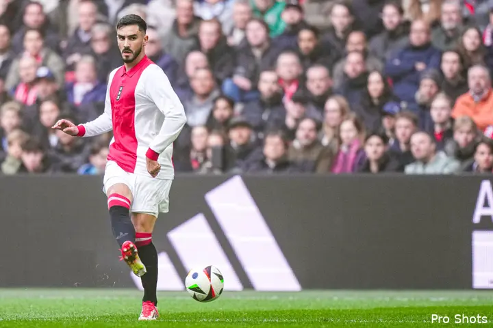 Josip Sutalo speelde tegen AZ andermaal een dijk van een wedstrijd als verdedigingsleider van Ajax.