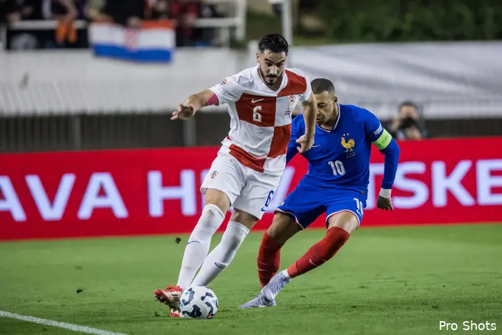Josip Sutalo in duel met Real Madrid-aanvaller Kylian Mbappé.&nbsp;