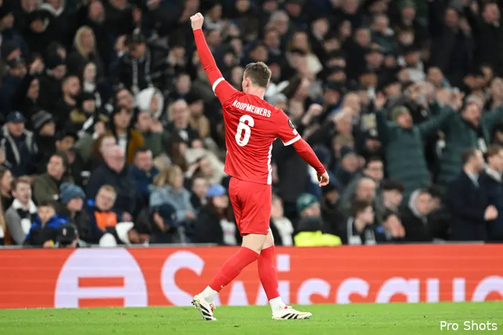 Peer Koopmeiners viert zijn treffer tegen Tottenham Hotspur.
