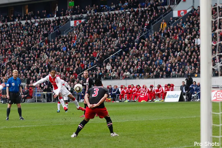 In het seizoen 2009/10 scoorde Emanuelson op fenomenale wijze tegen PSV. Ajax wist die wedstrijd met 4-1 te winnen.&nbsp;