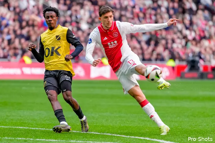Ahmetcan Kaplan in actie namens Ajax tegen NAC Breda.