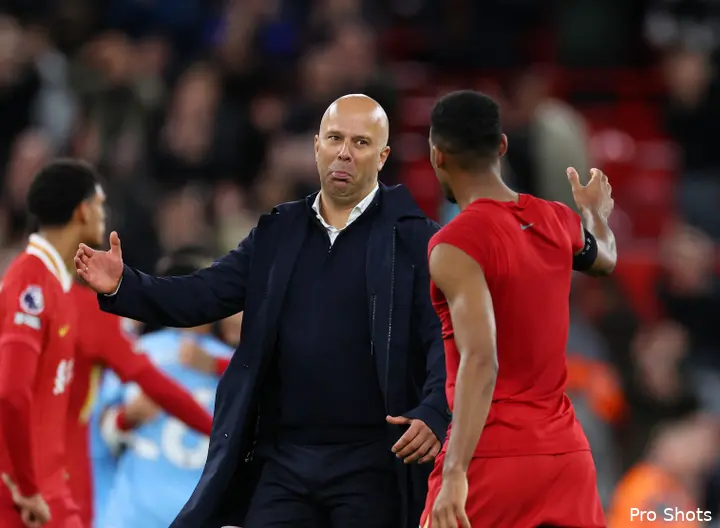 Arne Slot en oud-Ajacied Ryan Gravenberch hebben de Premier League-titel in de wacht gesleept met Liverpool.