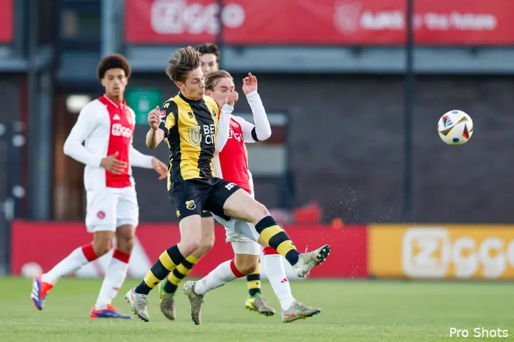 Aaron Bouwman ziet op de achtergrond hoe Mark Verkuijl het duel aangaat met Vitessenaar Jim Koller.&nbsp;