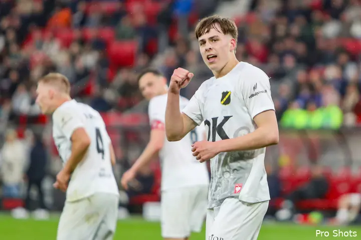Leo Sauer viert de openingstreffer van NAC Breda op bezoek bij AZ.&nbsp;