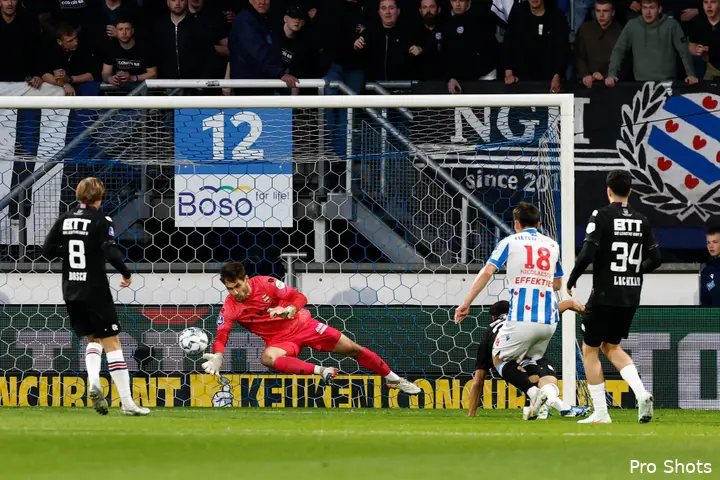 Ion Nicolaescu schiet van dichtbij de 1-0 binnen. Het was zijn zesde doelpunt van het seizoen.