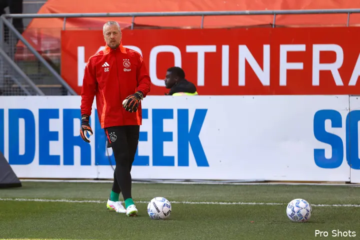 Remko Pasveer in de warming-up tegen FC Utrecht. Hij zat voor het eerst sinds 6 maart weer bij de selectie.
