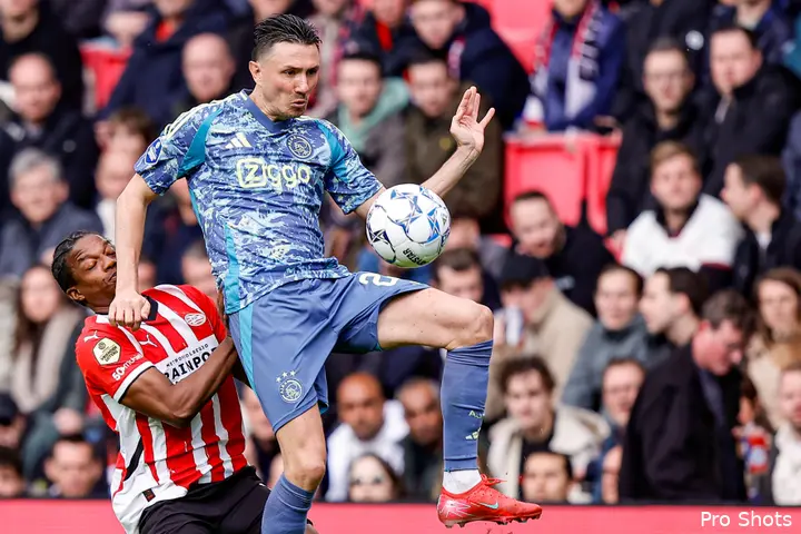 Steven Berghuis speelde tijdens PSV - Ajax ook in de verdedigend opzicht een cruciale rol.