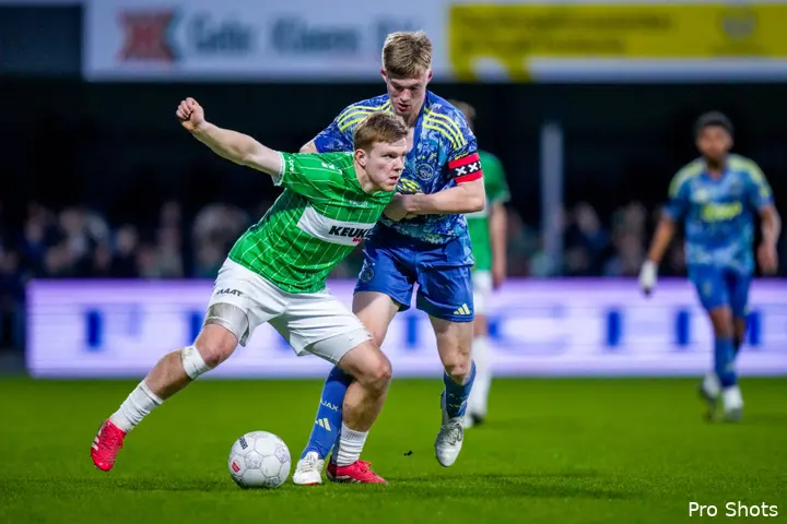 Verschuren deed er alles aan om Dordrecht van scoren af te houden, maar toch kreeg Jong Ajax drie tegendoelpunten