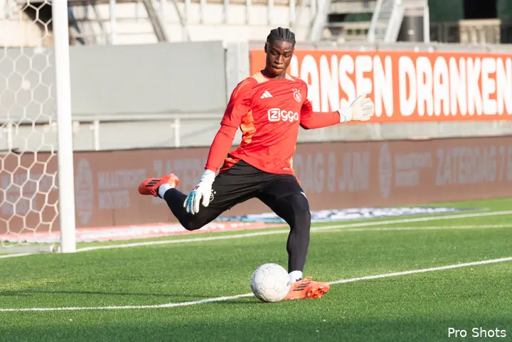 Reverson maakte opnieuw een sterke indruk bij Jong Ajax en verrichtte een aantal belangrijke reddingen.