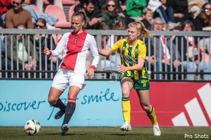Tijdens dit seizoen mocht Tiny Hoekstra nog schitteren in het Ajax-tenue ter ere van het 125-jarig bestaan van de club.