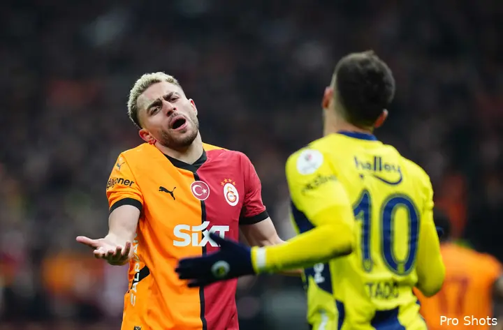 Baris Yilmaz in gesprek met oud-Ajacied Dusan Tadic tijdens de derby van Istanbul tegen Fenerbahçe.&nbsp;