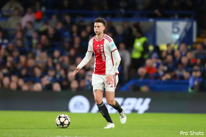 Kay-Lee de Sanders speelde met de Ajax Vrouwen onder andere op het Stamford Bridge van Chelsea.