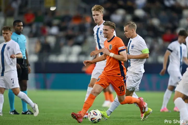 Kenneth Taylor in actie namens Jong Oranje tegen Jong Finland.&nbsp;