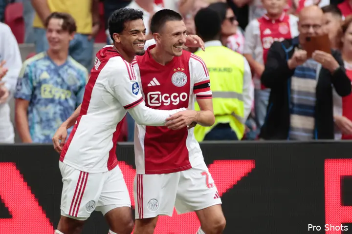 steven-berghuis-owen-wijndal-ajax-heracles-25-26