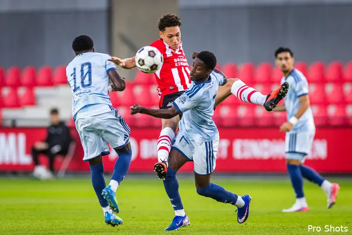 Jong Ajax in actie tijdens het duel met Jong PSV.
