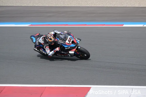 Van der Mark vorig jaar in actie op het TT-Circuit in Assen. Tijdens race twee zou hij hard crashen en een zware blessure oplopen.