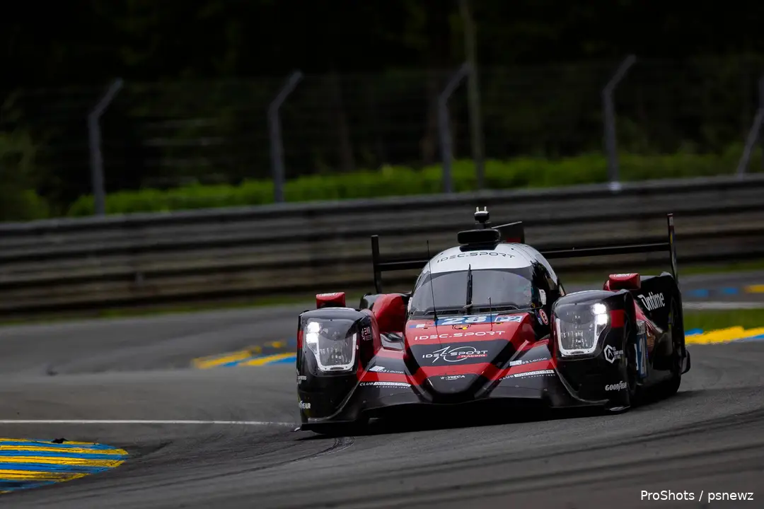 De #28-auto van IDEC Sport, waarin Van Uitert en consorten onderweg naar P3 waren.