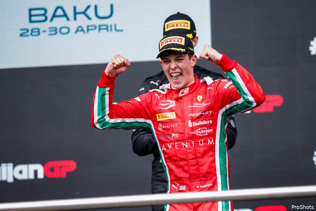 Olivier Bearman viert in Bakoe, waar hij zowel de sprintrace als de feature race won.