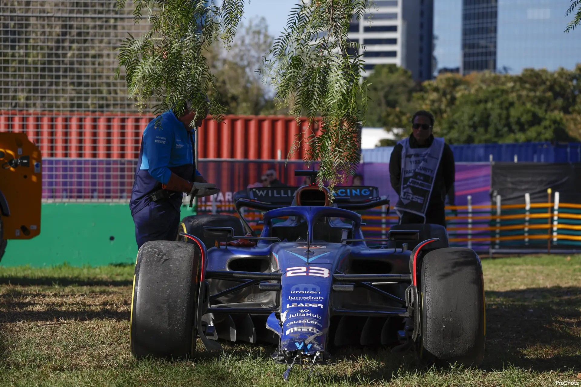 alexander albon fw45 williams f1 gp australie 2023 crash rode vlag