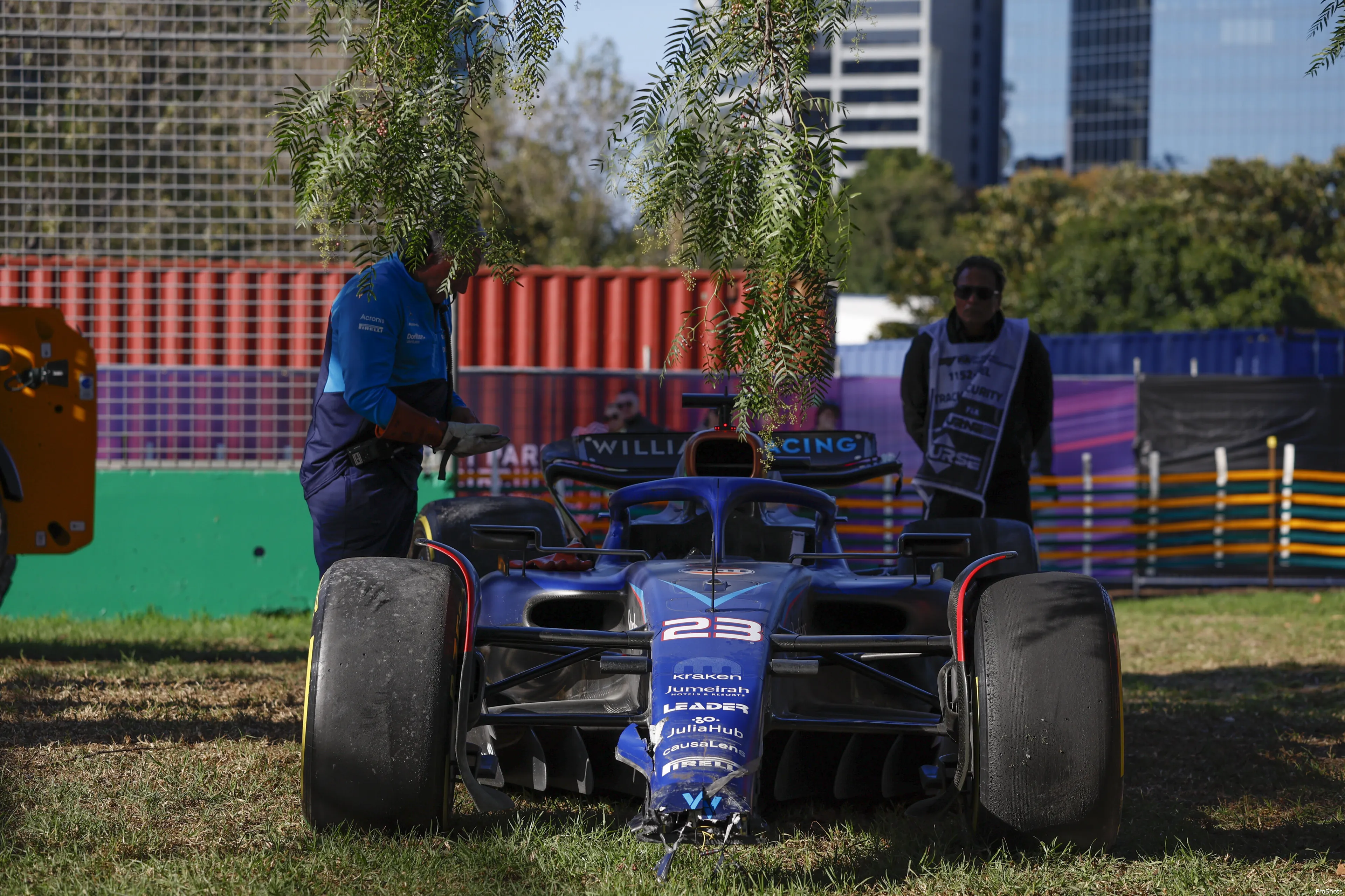 alexander albon fw45 williams f1 gp australie 2023 crash rode vlag