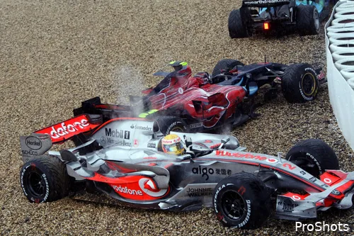 <i>Lewis Hamilton, Scott Speed en Jenson Button (rechtsboven) in de grindbak van de Nürburgring in 2007 (Foto: ProShots).</i>