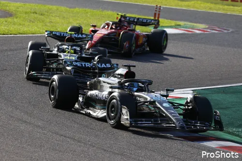 Mercedes verzocht Russell om Hamilton voorbij te laten, die de hete adem van Sainz in zijn nek voelde. (Foto: ProShots)