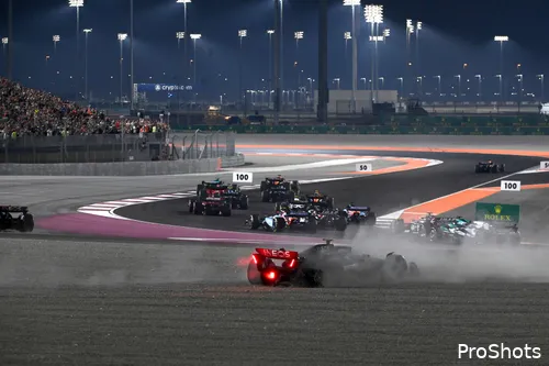 Hamilton en Russell clashten tijdens de openingsronde in Qatar. (Foto: ProShots)