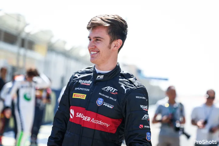 <i>Théo Pourchaire had voldoende reden tot lachen na het eerste weekend in Bahrein. (Foto: ProShots)</i>