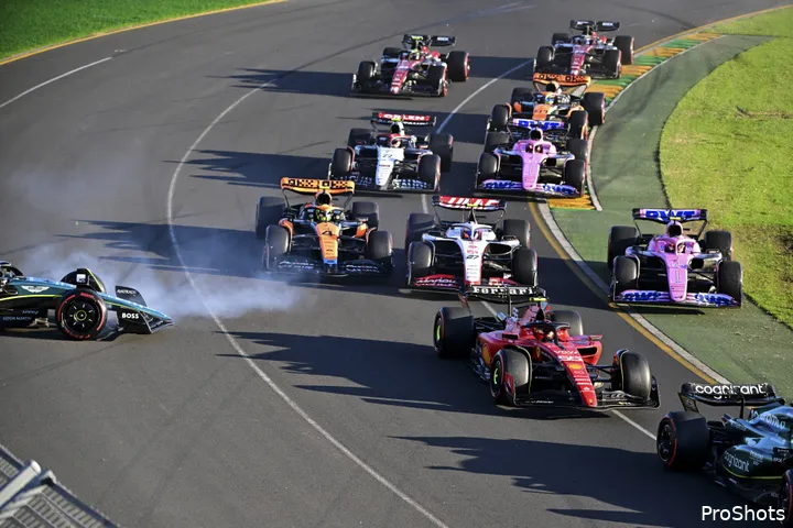 De chaos van de tweede herstart begon bij het contact tussen Carlos Sainz en Fernando Alonso.