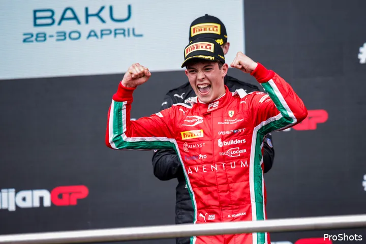 Olivier Bearman viert in Bakoe, waar hij zowel de sprintrace als de feature race won.