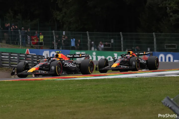 <i>Het moment dat Max Verstappen vol druk kon zetten op teamgenoot Sergio Pérez.&nbsp;</i>