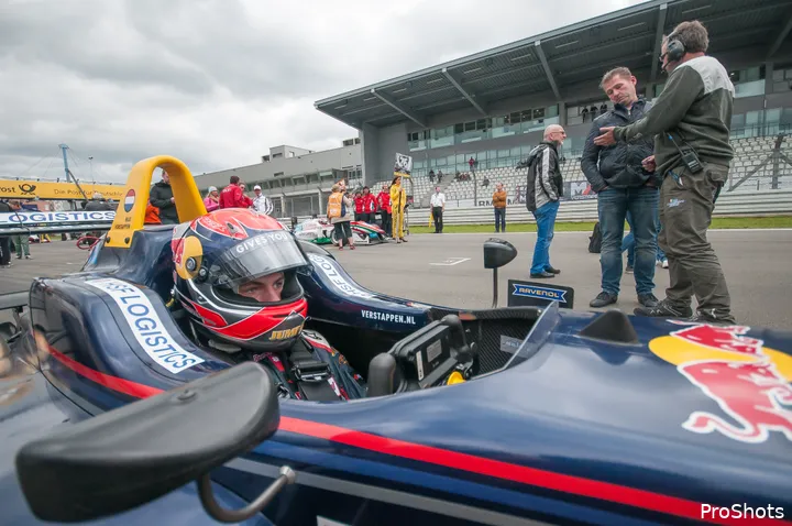 In de laatste twee F3-weekenden van 2014 reed Verstappen als officiële junior voor het eerst met Red Bull-sponsoring rond (Bron: ProShots)