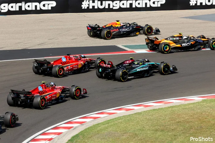 <i>Lando Norris drukt Max Verstappen naast de baan bij de start.</i>
