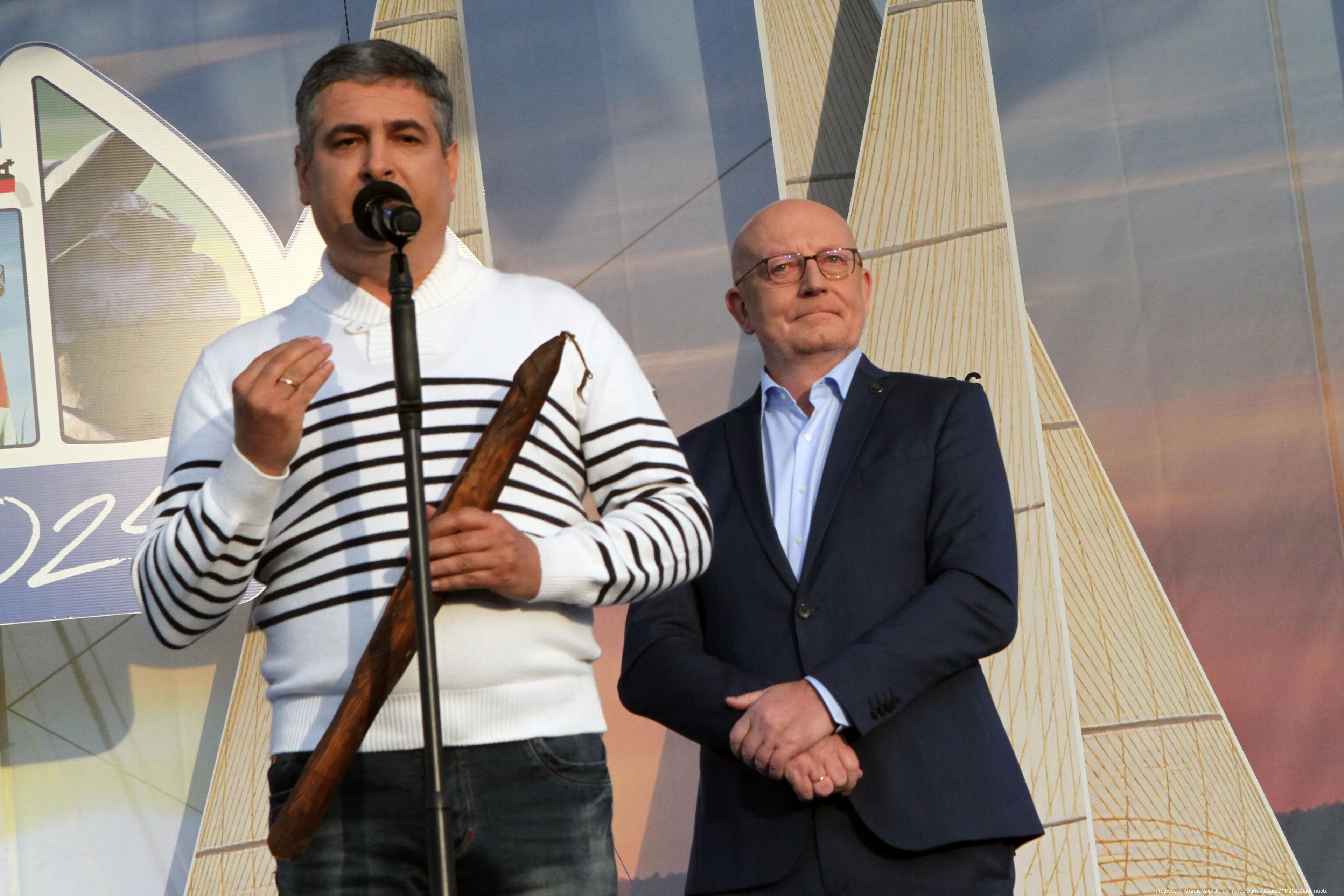Prodiuseris Arūnas Valinskas ir meras Darius Jasaitis / M.Patašiaus nuotr.