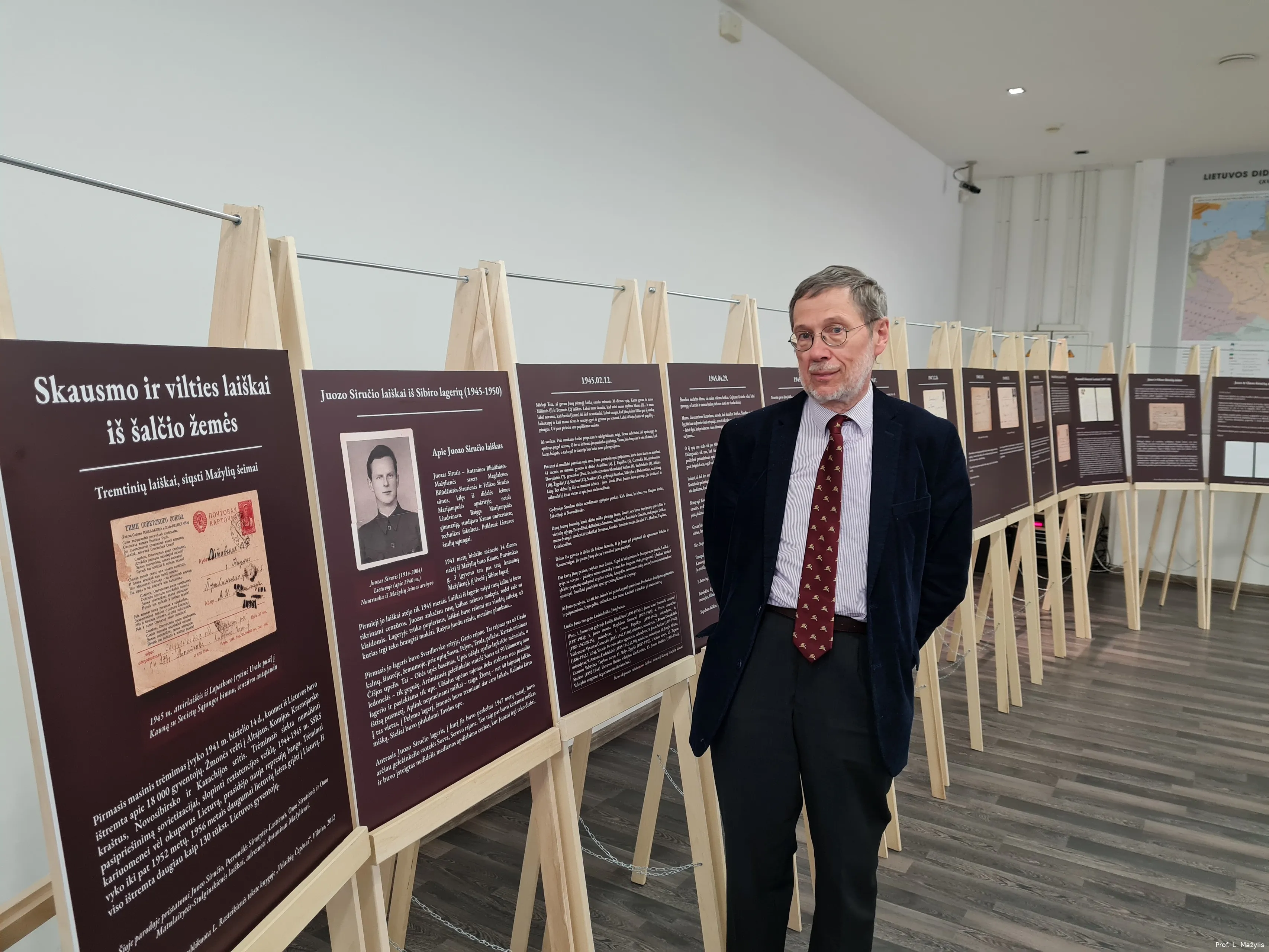 l mazylis prie parodos ekspozicijos