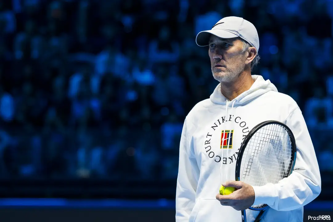 Darren Cahill training Jannik Sinner.