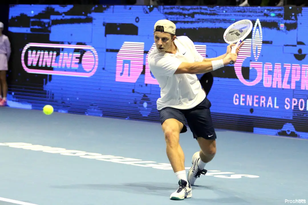 Tallon Griekspoor returns a serve