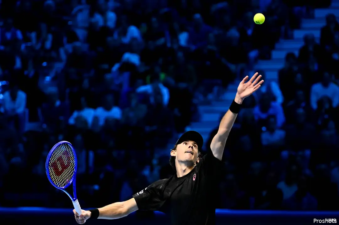 Alex de Minaur serves.