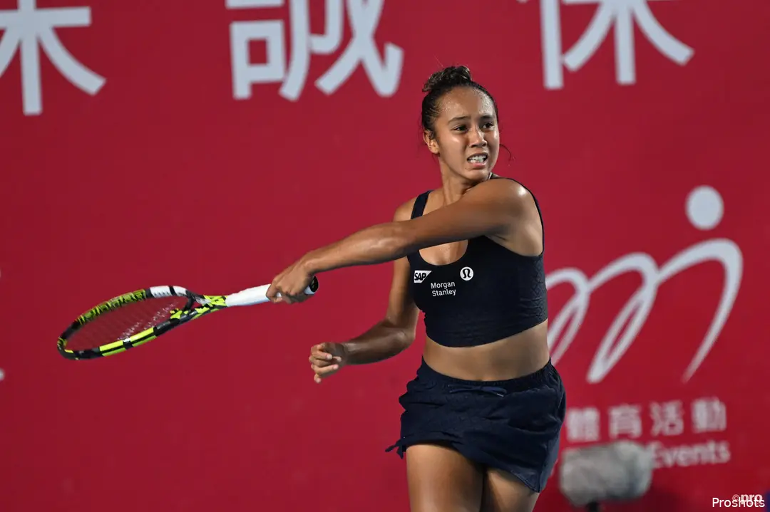 Leylah Fernandez on court in Hong Kong
