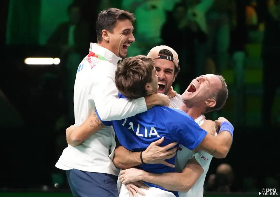 Equipo de Italia celebrando y abrazándose tras ganar la final de la Copa Davis 2025