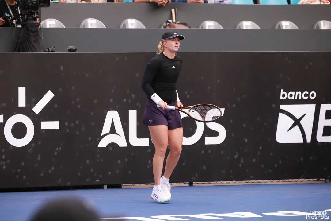 Francesca Jones en la línea de fondo.