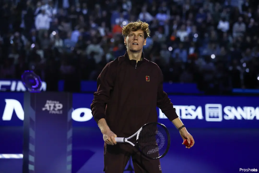 Jannik Sinner sosteniendo su raqueta en las ATP Finals 2025